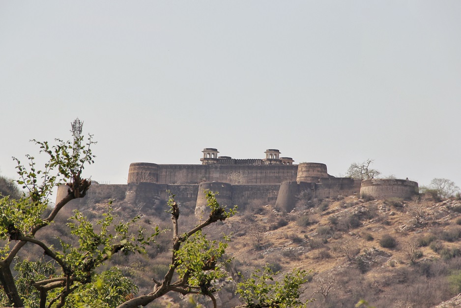 Old fort overlooking the Samode Palace Hotel